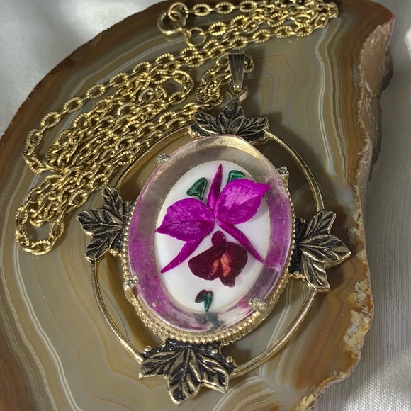 Vintage Jewelry - VINTAGE LUCITE ACRYLIC DRIED FLOWER PENDANT NECKLACE